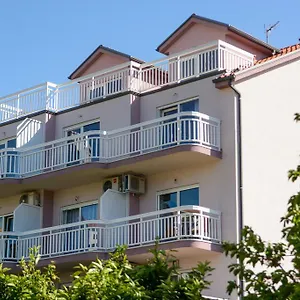 apartments-mladen-trogir.hotels-in-trogir.com/